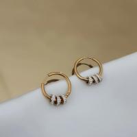 Çelik 50 kr büyüklüğünde gold taş detaylı küpe 