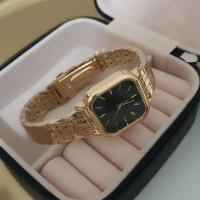 Gold renk siyah detaylı kare model saat