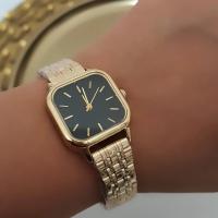 Gold renk siyah detaylı kare model saat