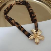 Lotus çiçeği model leopar tül detaylı kolye