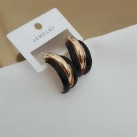 Siyah gold renkli yarin ay model küpe 