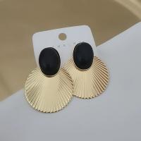 Siyah taşlı gold yaprak model küpe 